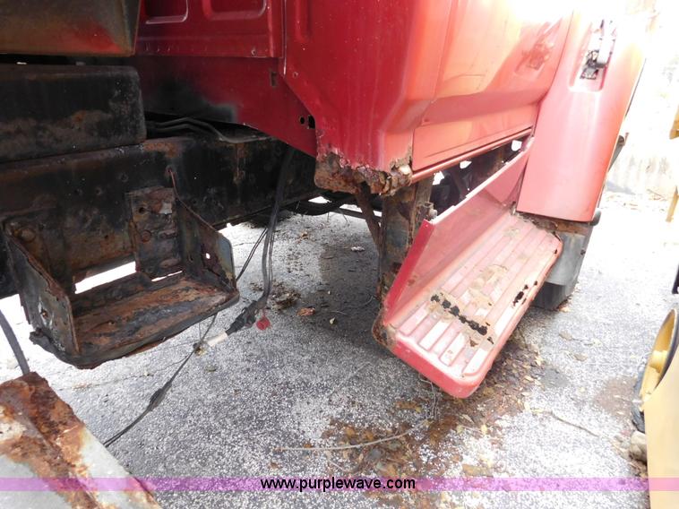 image for item J7489 1995 Ford F700 dump truck