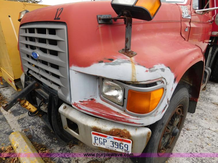 image for item J7489 1995 Ford F700 dump truck