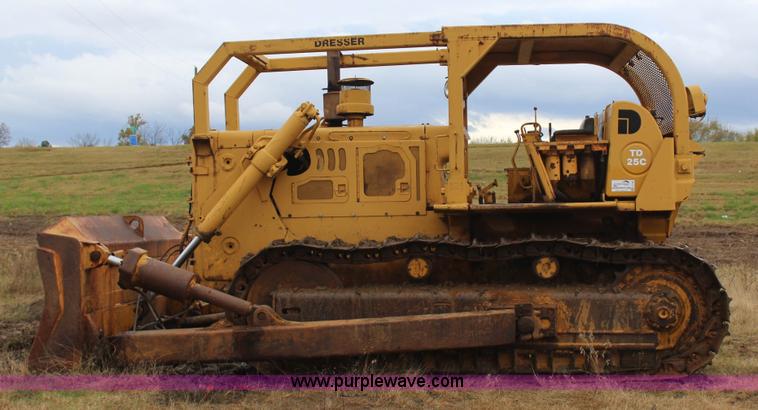 image for item J7749 1968 International TD25C dozer