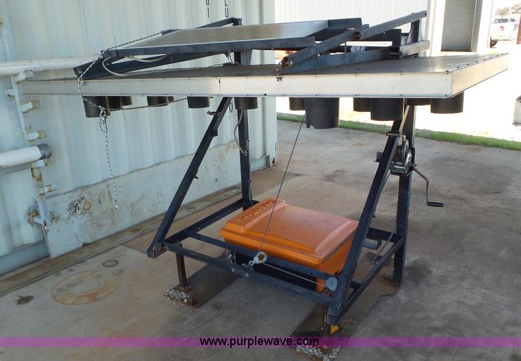 image for item J8412 2004 Solar Tech arrow board