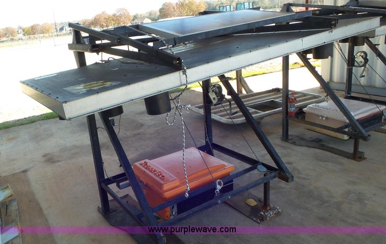 image for item J8412 2004 Solar Tech arrow board