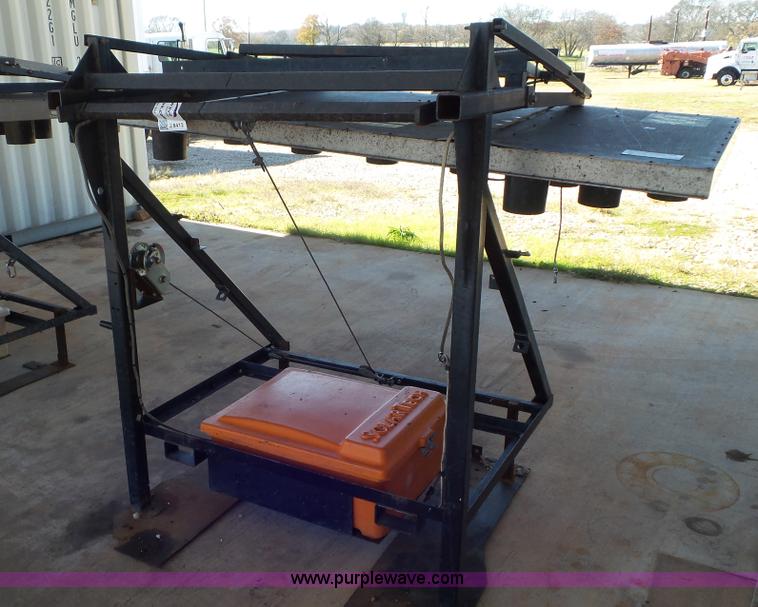 image for item J8412 2004 Solar Tech arrow board