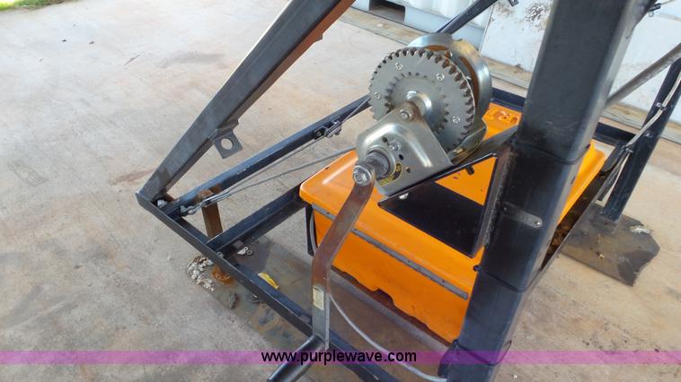 image for item J8412 2004 Solar Tech arrow board