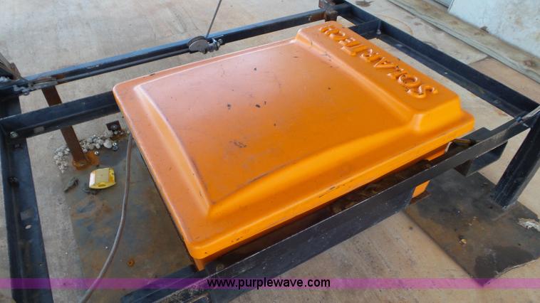 image for item J8412 2004 Solar Tech arrow board