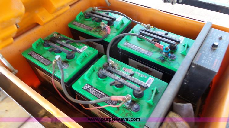 image for item J8412 2004 Solar Tech arrow board