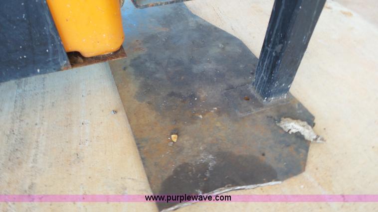 image for item J8412 2004 Solar Tech arrow board