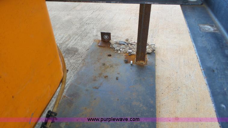 image for item J8412 2004 Solar Tech arrow board