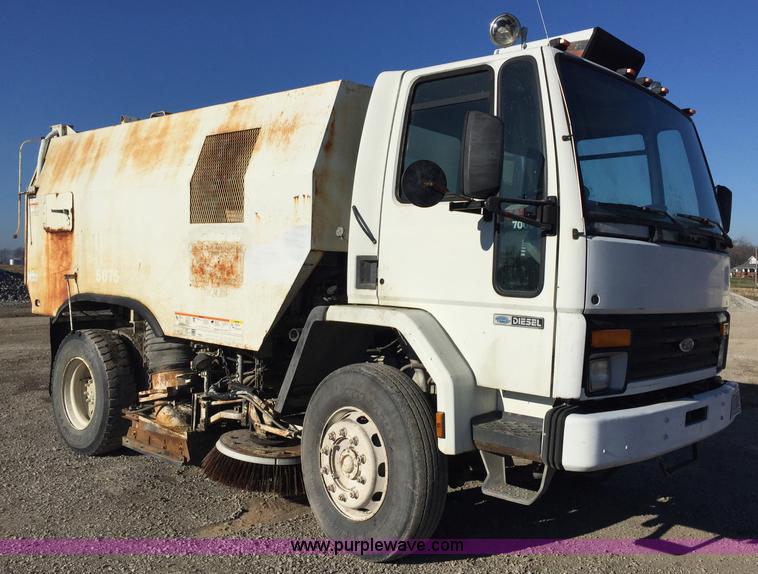 image for item J8415 1989 Ford Elgin Crosseind Series G street sweeper