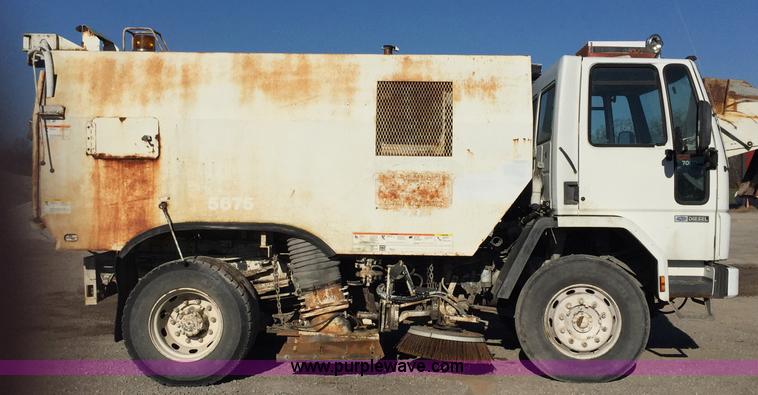 image for item J8415 1989 Ford Elgin Crosseind Series G street sweeper