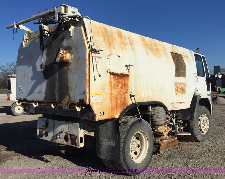 image for item J8415 1989 Ford Elgin Crosseind Series G street sweeper