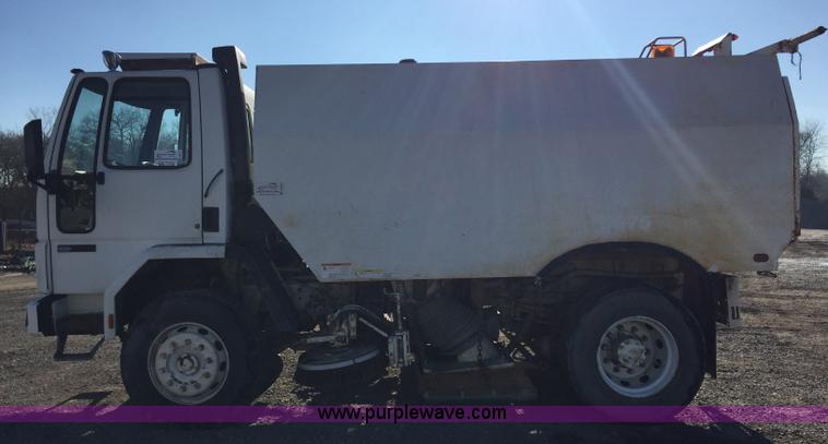 image for item J8415 1989 Ford Elgin Crosseind Series G street sweeper