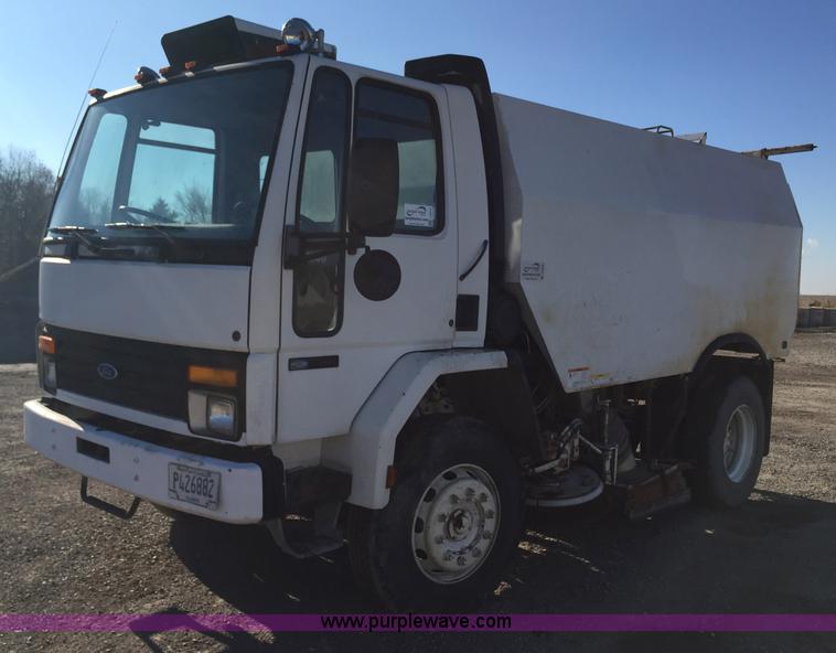 image for item J8415 1989 Ford Elgin Crosseind Series G street sweeper