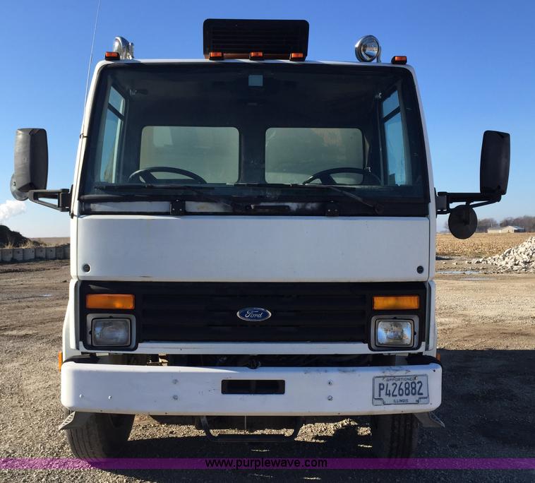 image for item J8415 1989 Ford Elgin Crosseind Series G street sweeper