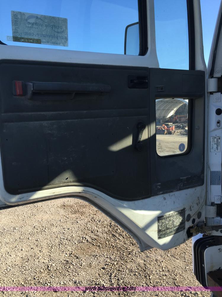 image for item J8415 1989 Ford Elgin Crosseind Series G street sweeper