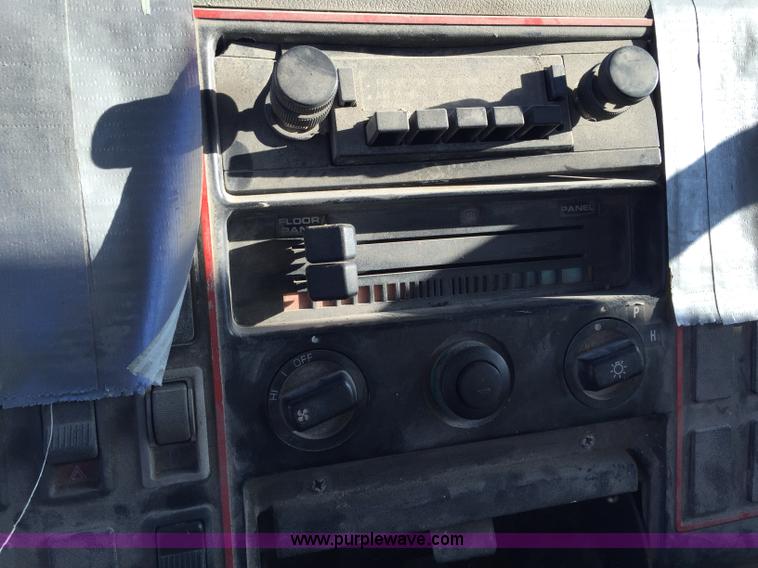 image for item J8415 1989 Ford Elgin Crosseind Series G street sweeper