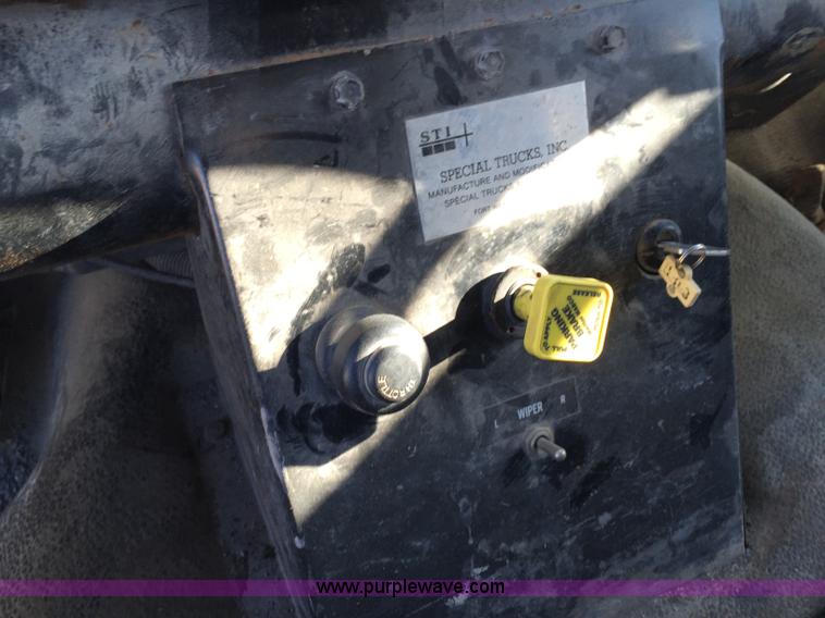 image for item J8415 1989 Ford Elgin Crosseind Series G street sweeper