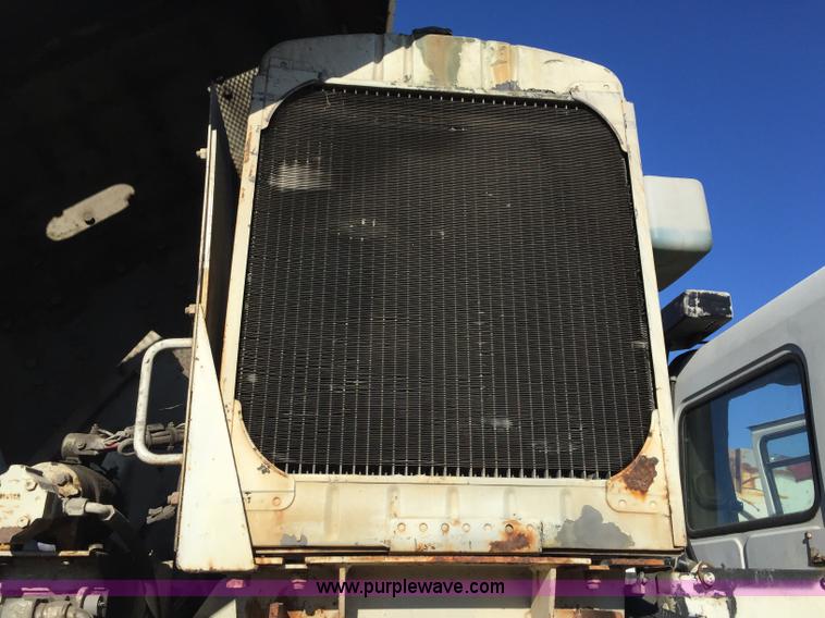 image for item J8415 1989 Ford Elgin Crosseind Series G street sweeper