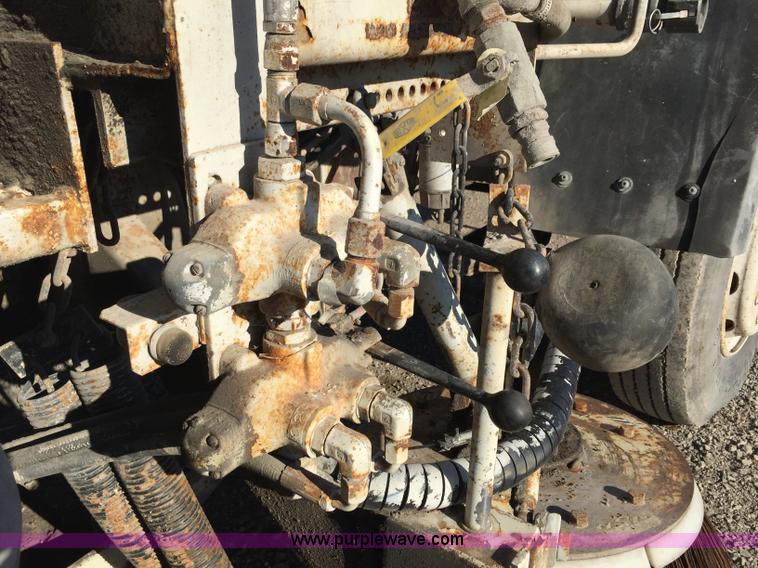 image for item J8415 1989 Ford Elgin Crosseind Series G street sweeper