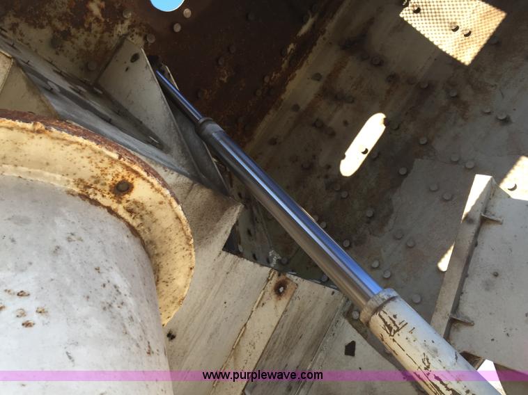 image for item J8415 1989 Ford Elgin Crosseind Series G street sweeper