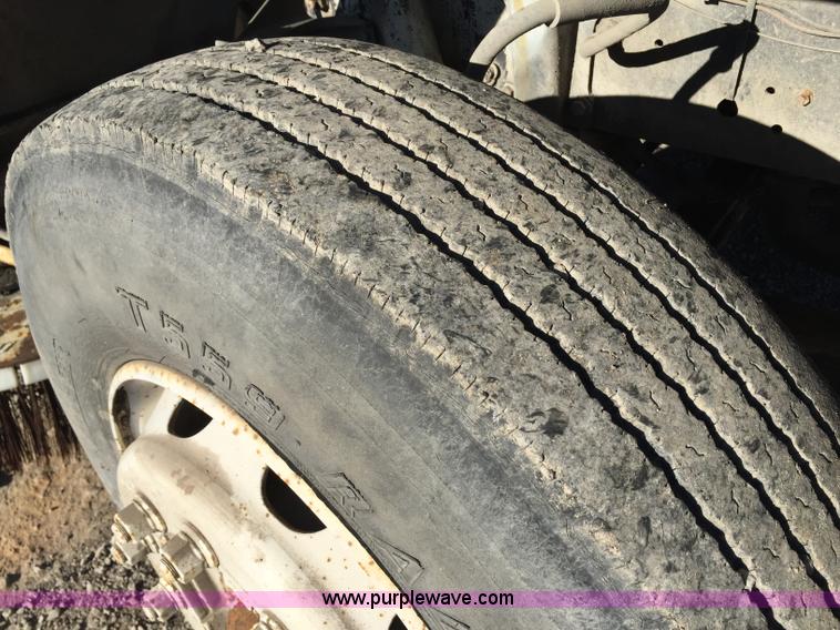 image for item J8415 1989 Ford Elgin Crosseind Series G street sweeper