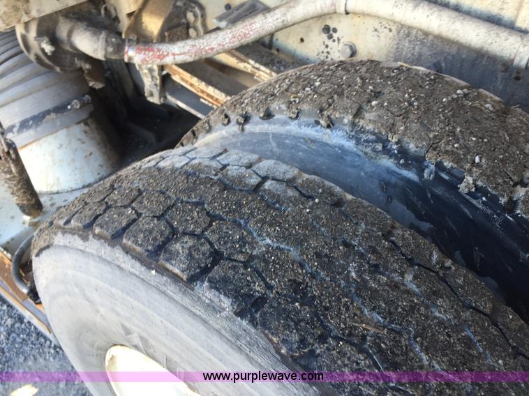 image for item J8415 1989 Ford Elgin Crosseind Series G street sweeper