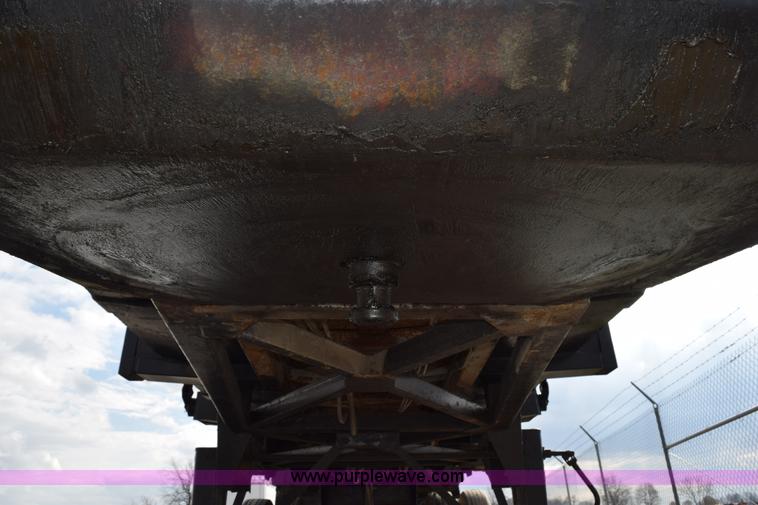 image for item J8464 1993 Mars end dump trailer