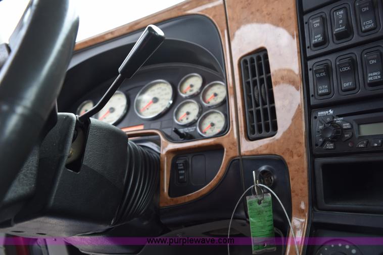 image for item J8465 2010 International ProStar semi truck