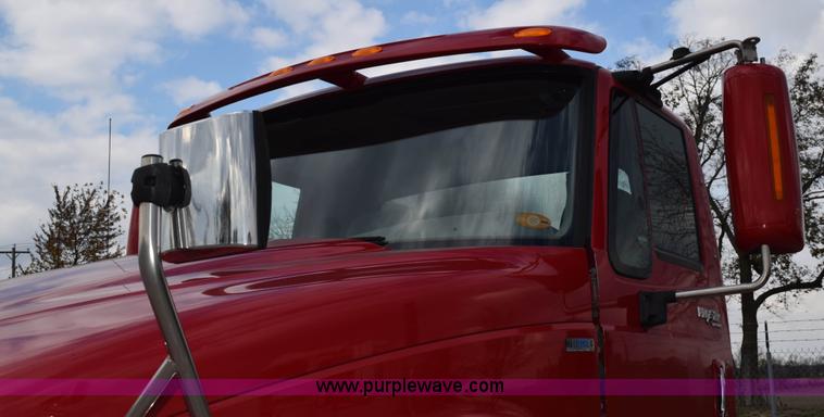 image for item J8465 2010 International ProStar semi truck