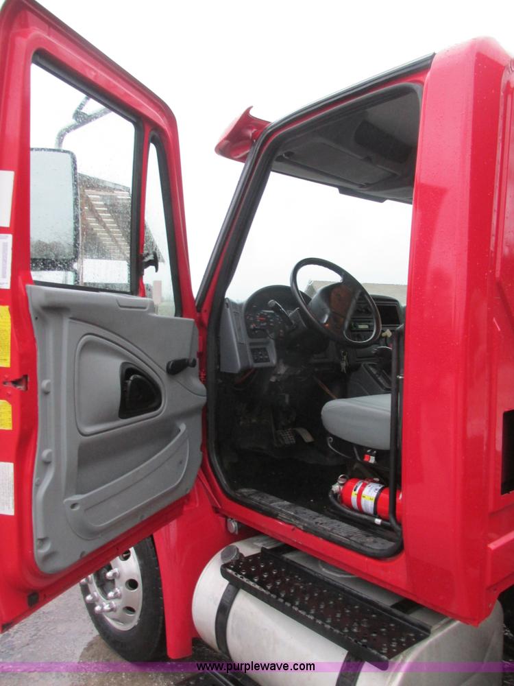 image for item K5205 2006 International DuraStar 4300 dump truck