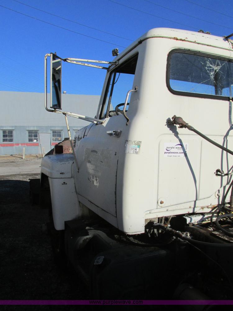 image for item K5215 1968 International Fleetstar 2000 semi truck