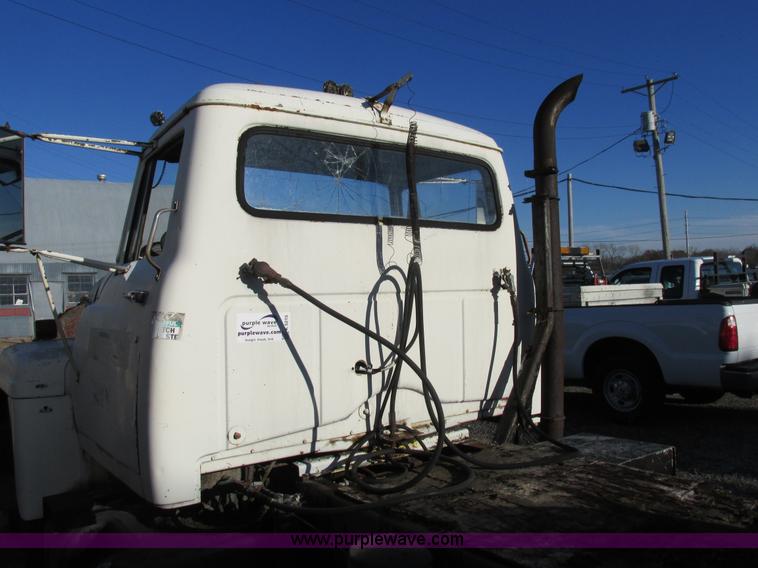 image for item K5215 1968 International Fleetstar 2000 semi truck