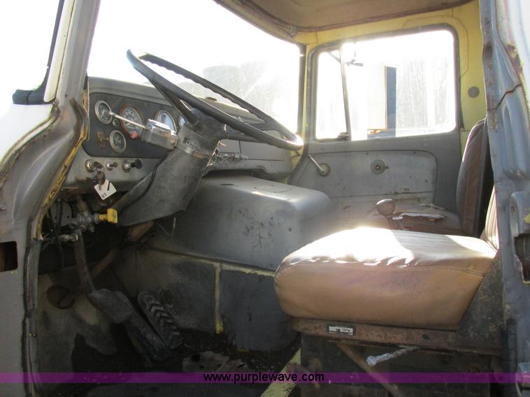 image for item K5215 1968 International Fleetstar 2000 semi truck