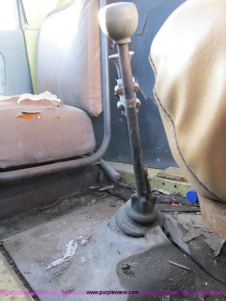 image for item K5215 1968 International Fleetstar 2000 semi truck