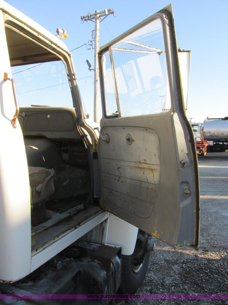 image for item K5215 1968 International Fleetstar 2000 semi truck