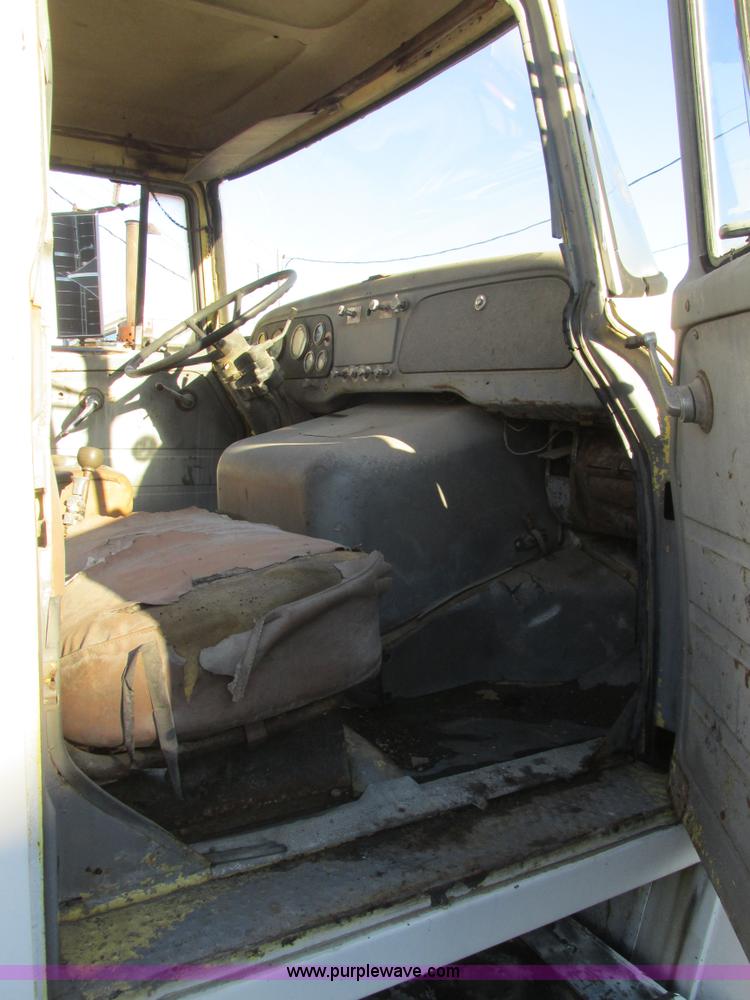 image for item K5215 1968 International Fleetstar 2000 semi truck