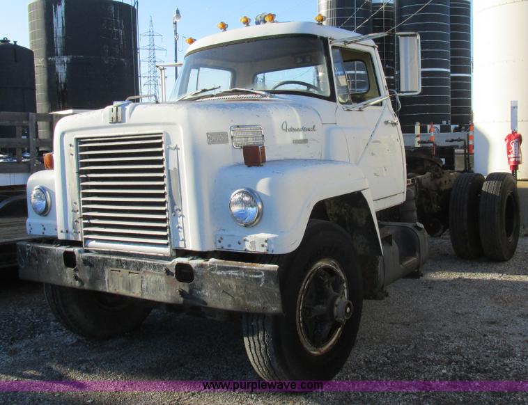 image for item K5215 1968 International Fleetstar 2000 semi truck