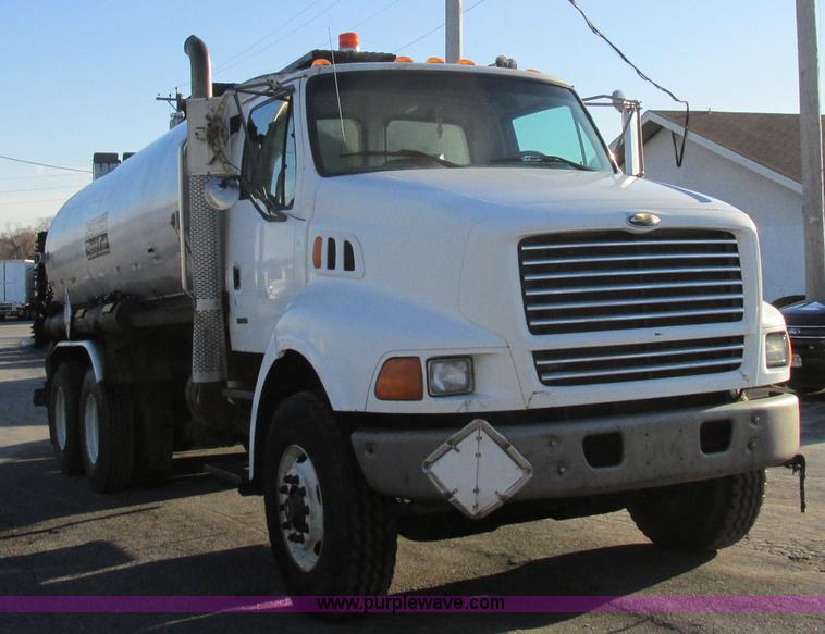 image for item K5219 1999 Sterling L8513 oil distributor