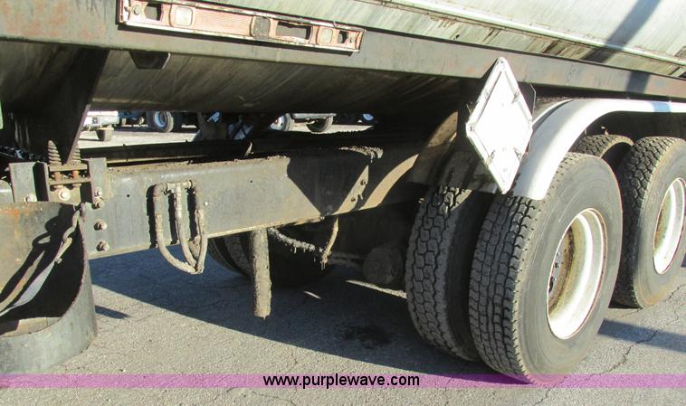 image for item K5219 1999 Sterling L8513 oil distributor