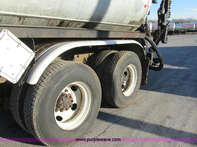 image for item K5219 1999 Sterling L8513 oil distributor