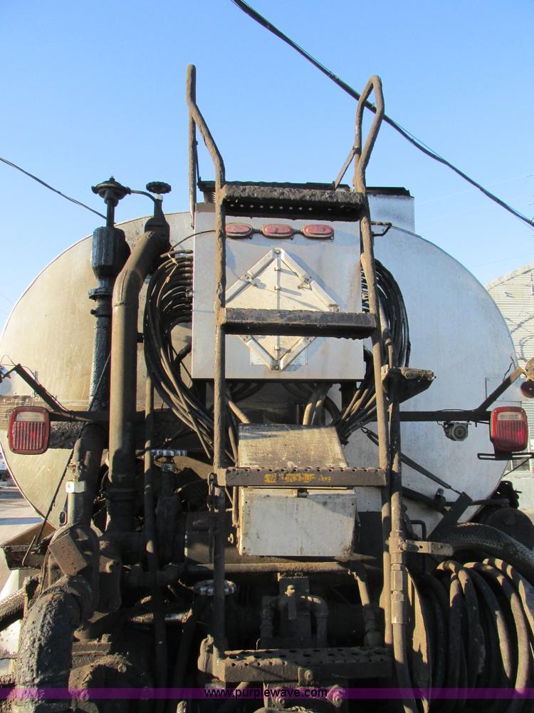 image for item K5219 1999 Sterling L8513 oil distributor