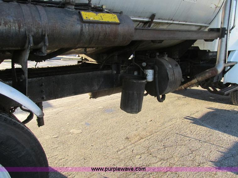 image for item K5219 1999 Sterling L8513 oil distributor