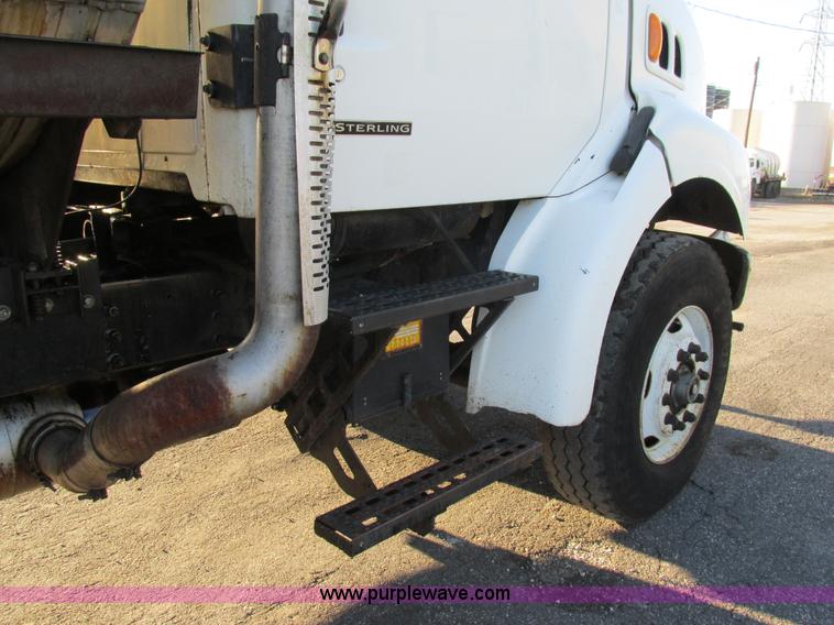 image for item K5219 1999 Sterling L8513 oil distributor