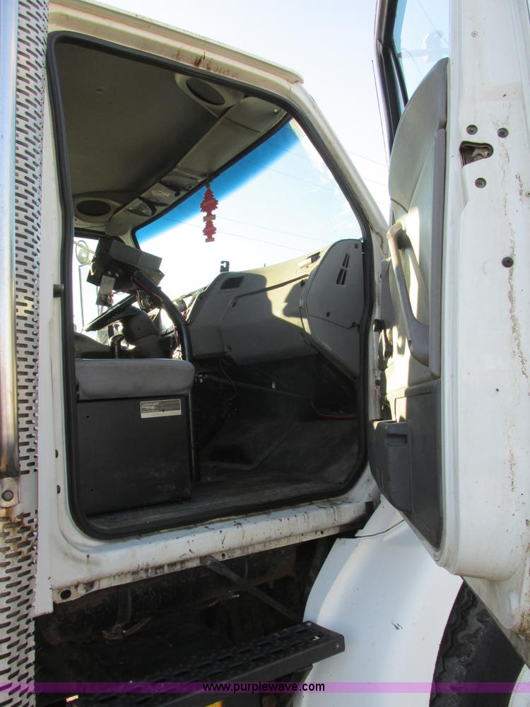 image for item K5219 1999 Sterling L8513 oil distributor