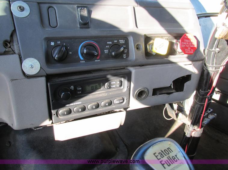 image for item K5219 1999 Sterling L8513 oil distributor