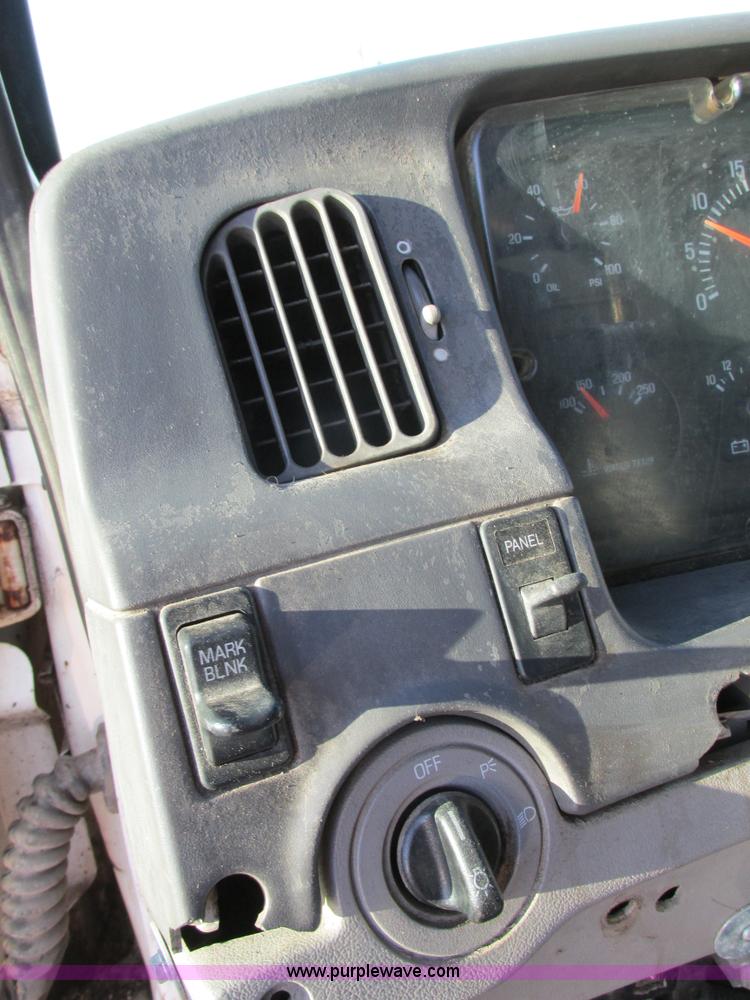 image for item K5219 1999 Sterling L8513 oil distributor