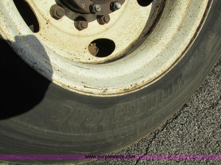 image for item K5219 1999 Sterling L8513 oil distributor