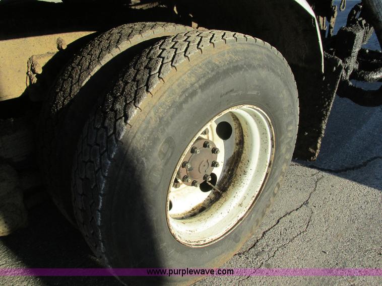 image for item K5219 1999 Sterling L8513 oil distributor