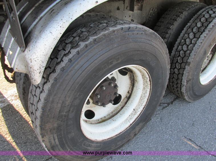 image for item K5219 1999 Sterling L8513 oil distributor