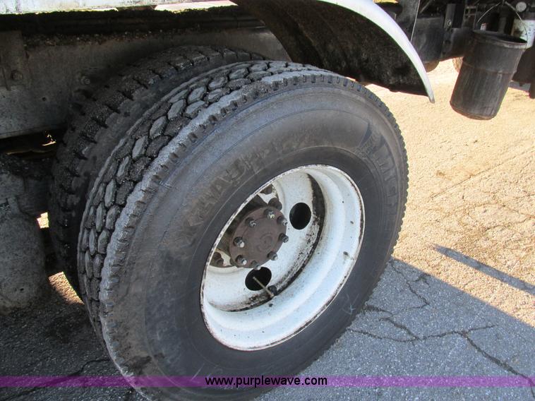 image for item K5219 1999 Sterling L8513 oil distributor