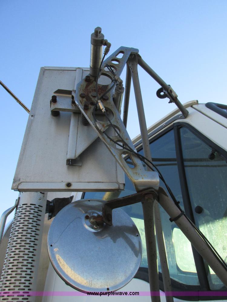 image for item K5219 1999 Sterling L8513 oil distributor